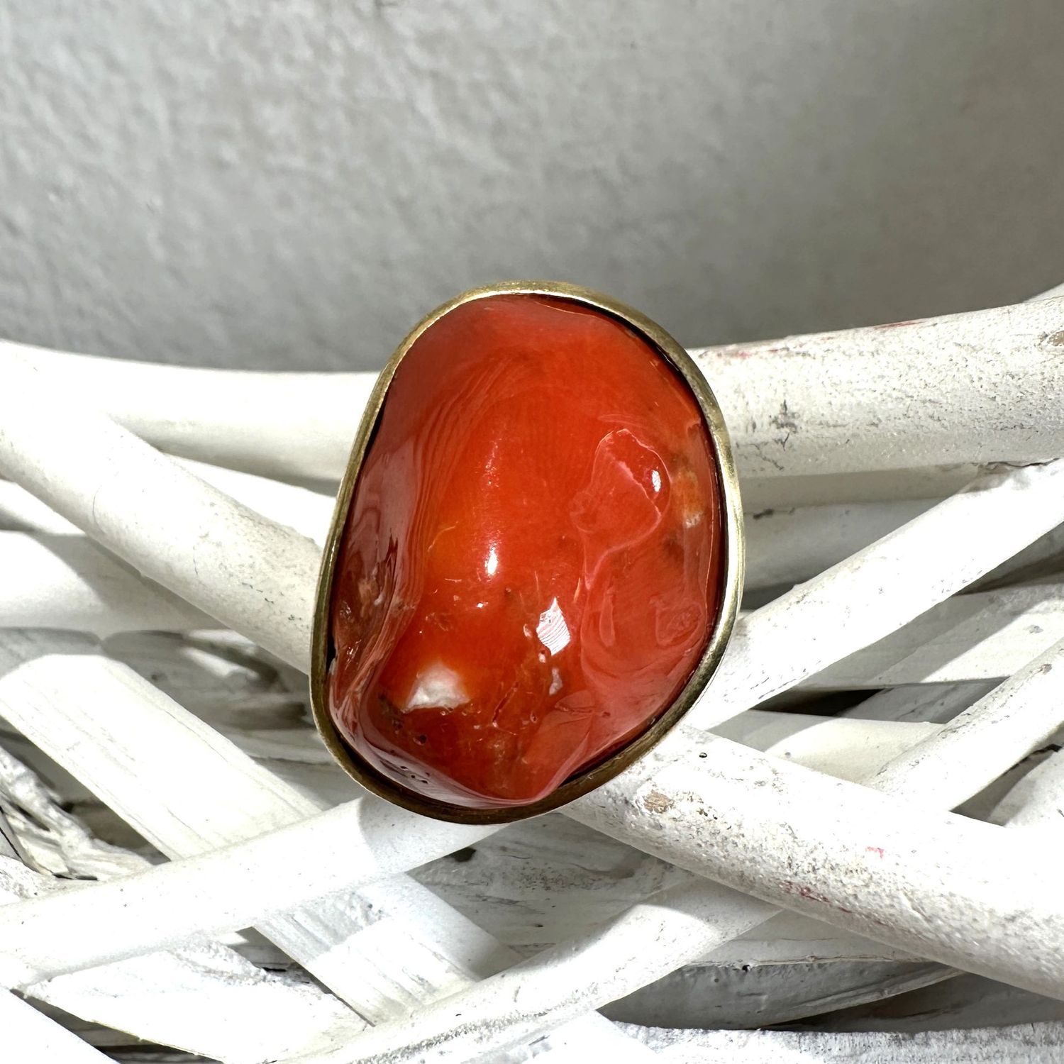 Anello regolabile in argento placcato oro con sasso in corallo-Eliana Scognamiglio