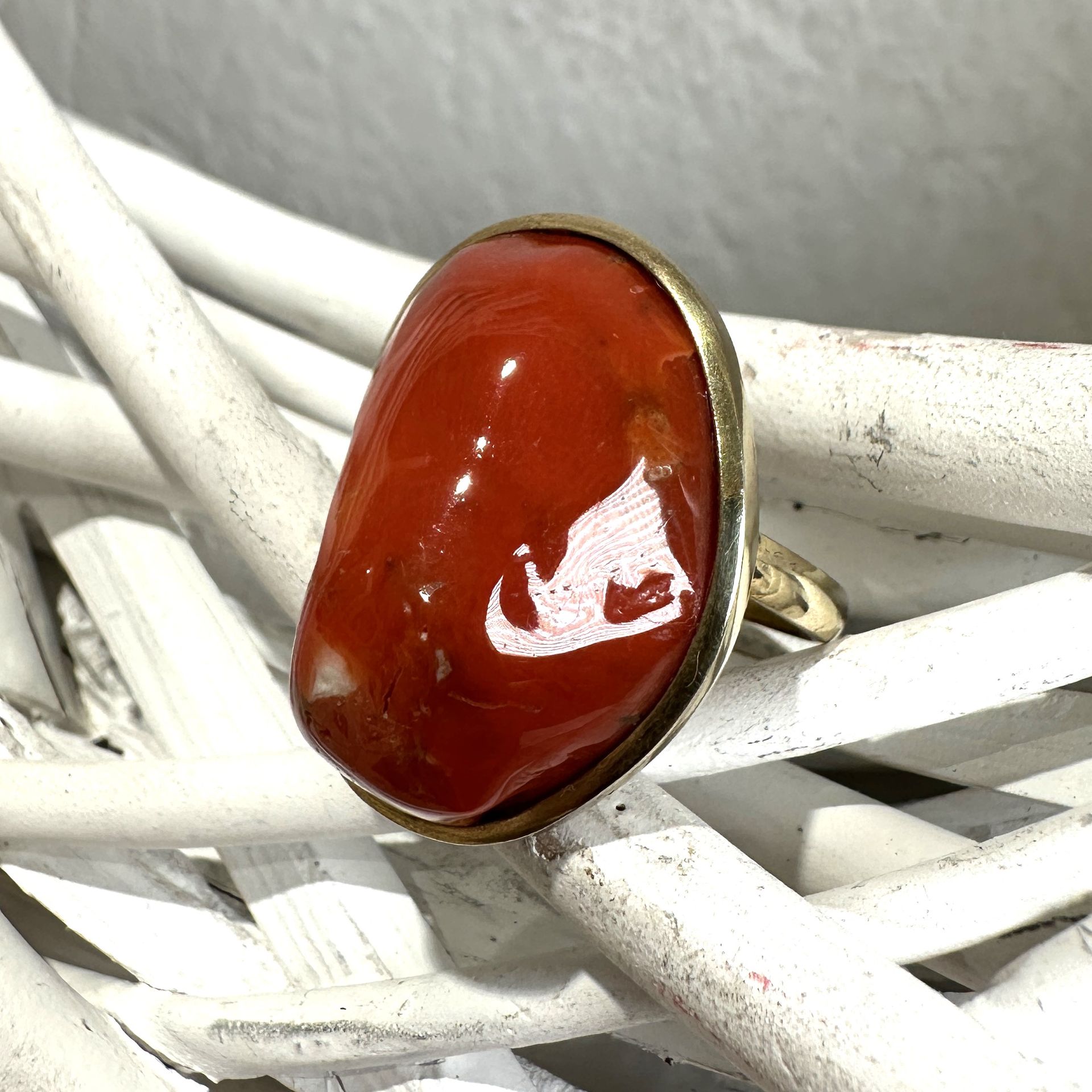 Anello regolabile in argento placcato oro con sasso in corallo-Eliana Scognamiglio