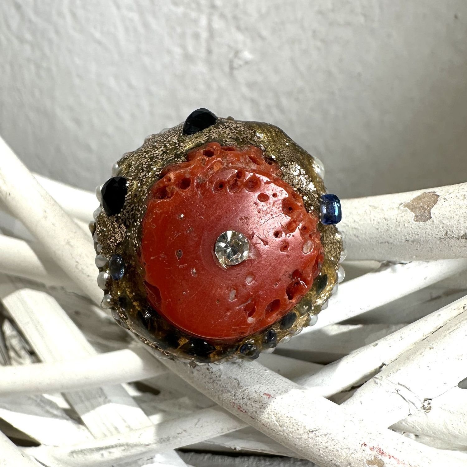 Anello in resina con corallo e zaffiri blu-Ventura Gioielli