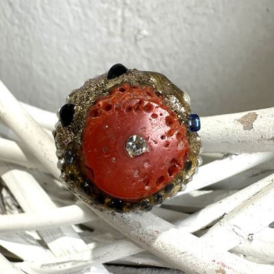 Anello in resina con corallo e zaffiri blu-Ventura Gioielli