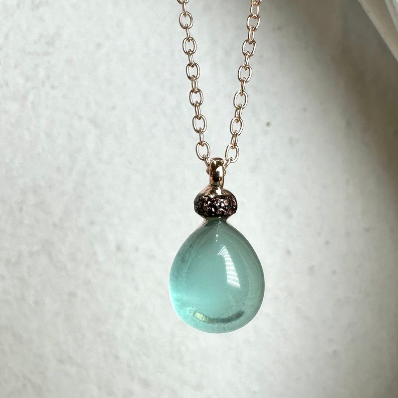 Collana girocollo in argento rosè con goccia cabochon verde acqua -Lucos
