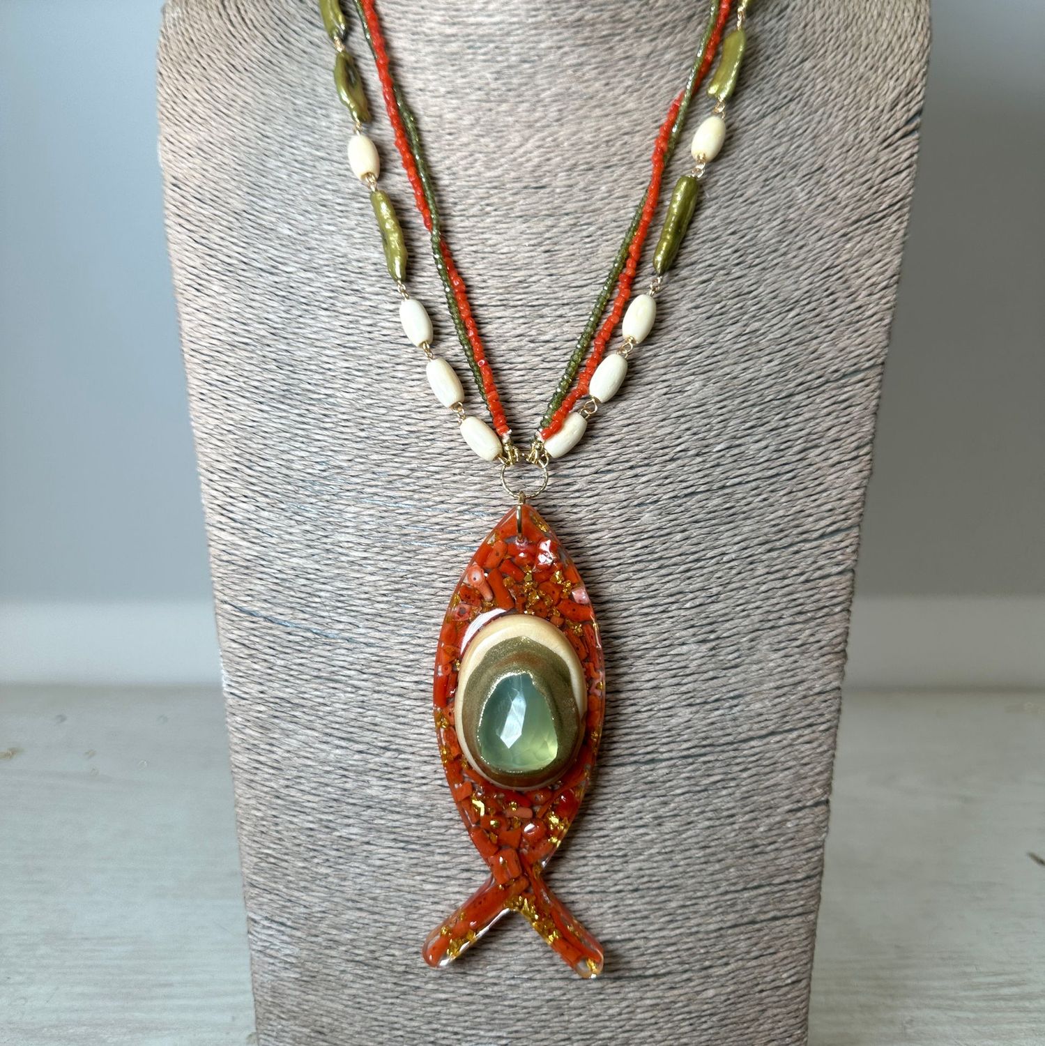 Collana corallo,osso e perle verdi con ciondolo pesce in corallo e prehnite su argento placcato oro