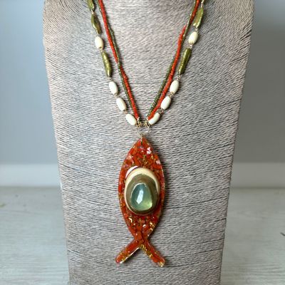 Collana corallo,osso e perle verdi con ciondolo pesce in corallo e prehnite su argento placcato oro