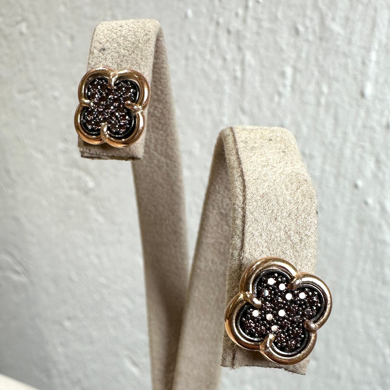 Orecchini bottone a forma di fiore in argento rosa e ziconi brown-Lucos Preziosi