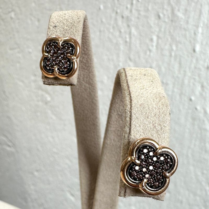 Orecchini bottone a forma di fiore in argento rosa e ziconi brown-Lucos Preziosi Orecchini bottone a forma di fiore in argento rosa e ziconi brown-Lucos Preziosi