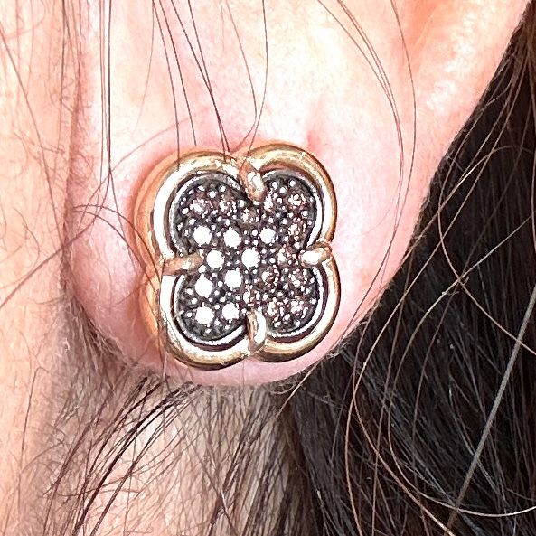 Orecchini bottone a forma di fiore in argento rosa e ziconi brown-Lucos Preziosi