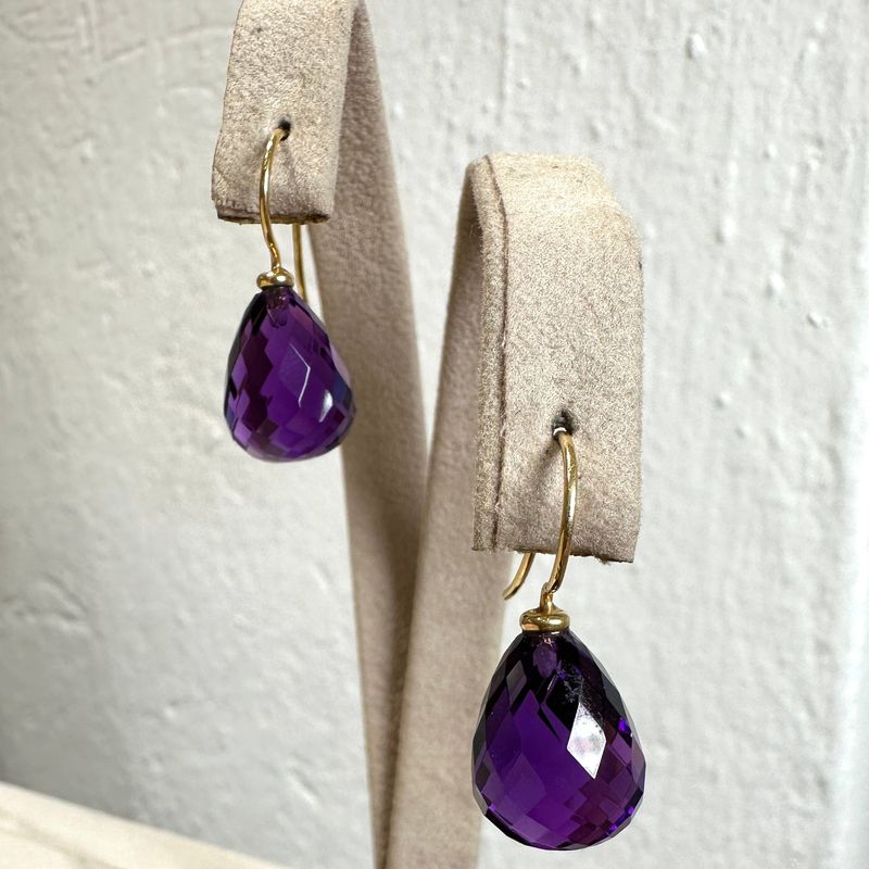 Orecchino in oro 18kt con ametiste a goccia sfaccettata Orecchino in oro 18kt con ametiste a goccia sfaccettata