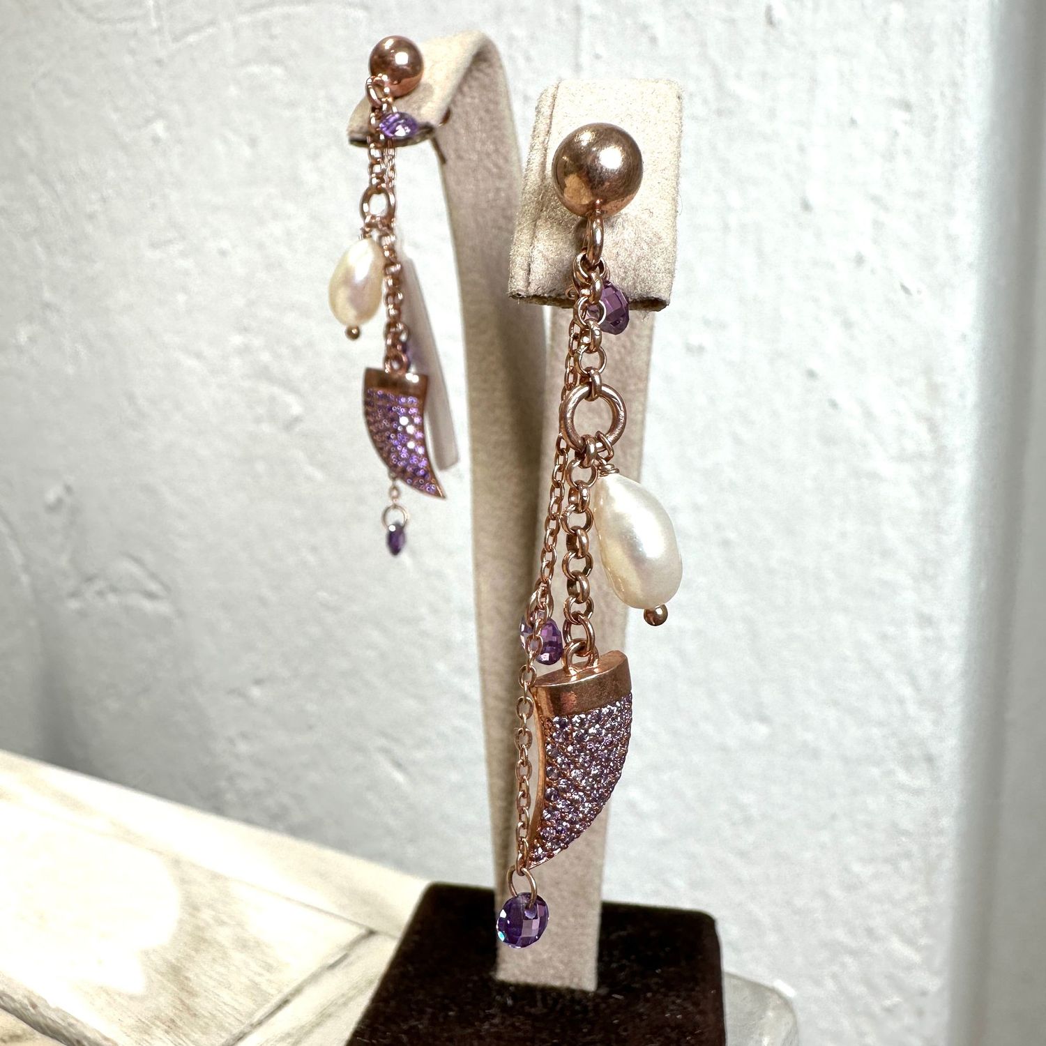 Orecchini pendenti in argento rosa con corno in zirconi viola e perla di acqua dolce-Kikilia