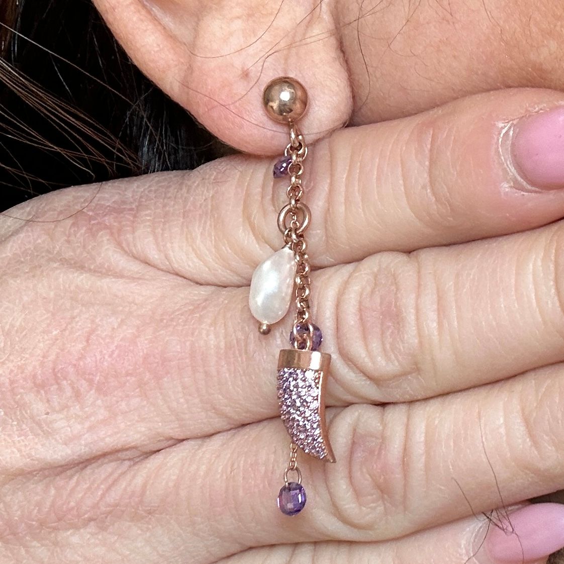 Orecchini pendenti in argento rosa con corno in zirconi viola e perla di acqua dolce-Kikilia