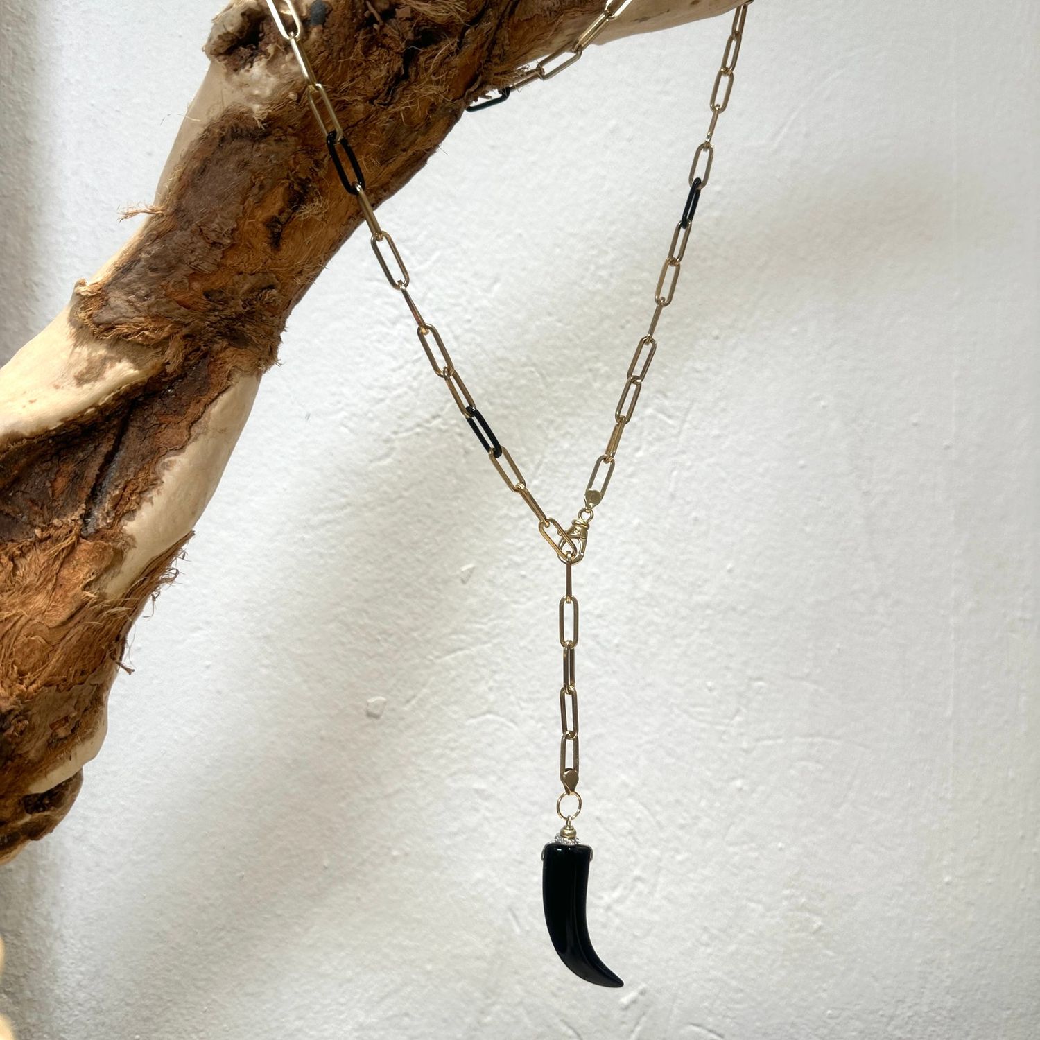 Collana a catena in argento placcato oro e smalto nero con ciondolo a corno in onice-Idandi