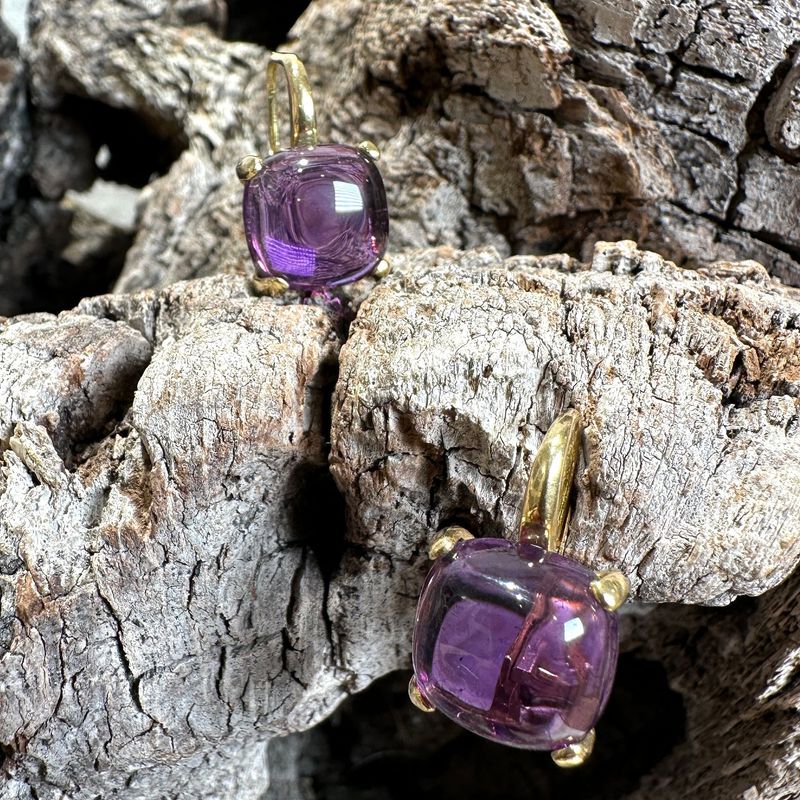 Orecchino monachella in oro giallo con ametista cabochon