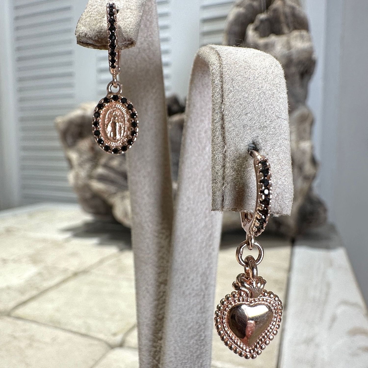 Orecchini pendenti in argento rosa con madonnina e cuore sacro-Cuori Milano