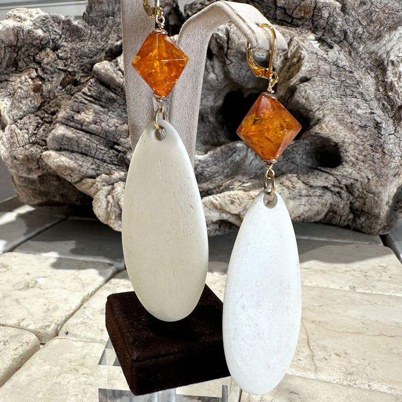 Orecchini pendenti in ambra e osso -Carola