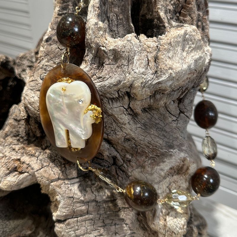 Collana in ambra scura con topazi russi e ciondolo elefante in madreperla su corno-Ventura Gioielli