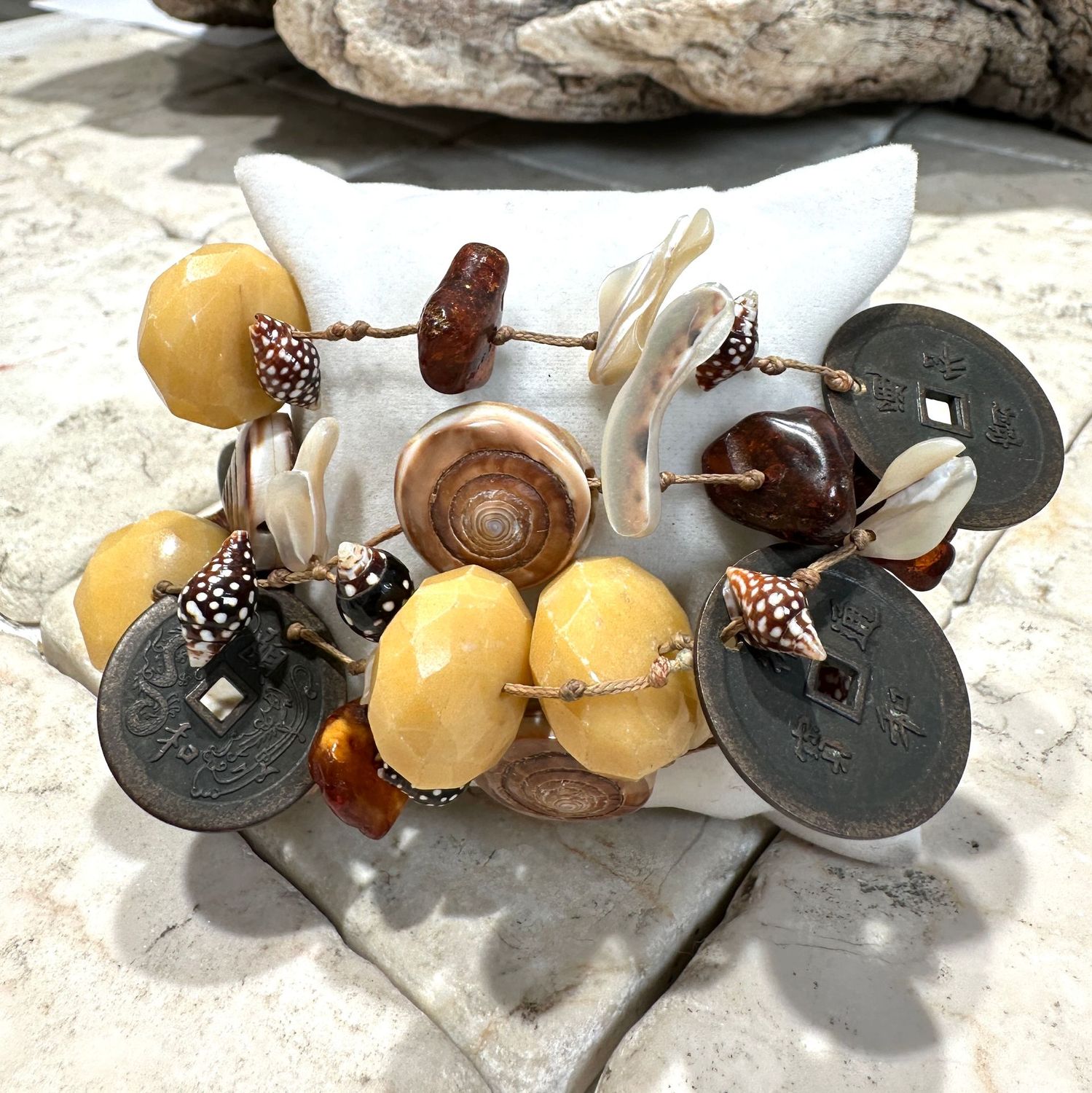 Bracciale multifilo in agata gialla,ambra,madreperla e conchiglie con monete cinesi in metallo