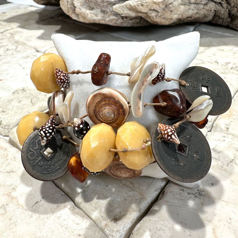 Bracciale multifilo in agata gialla,ambra,madreperla e conchiglie con monete cinesi in metallo