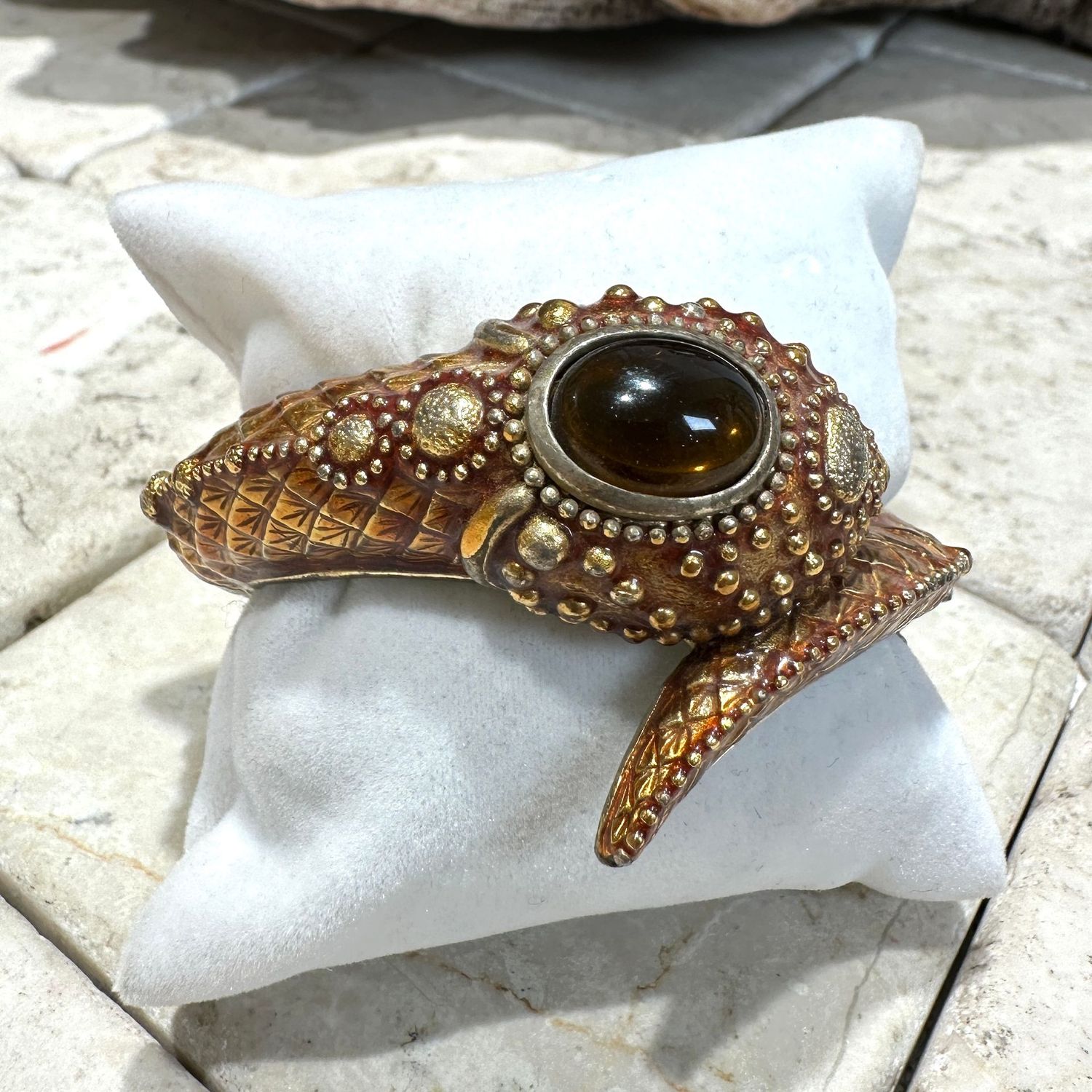 Bracciale rigido a forma di serpente in ottone smaltato dorato/bronzo con topazio cabocion