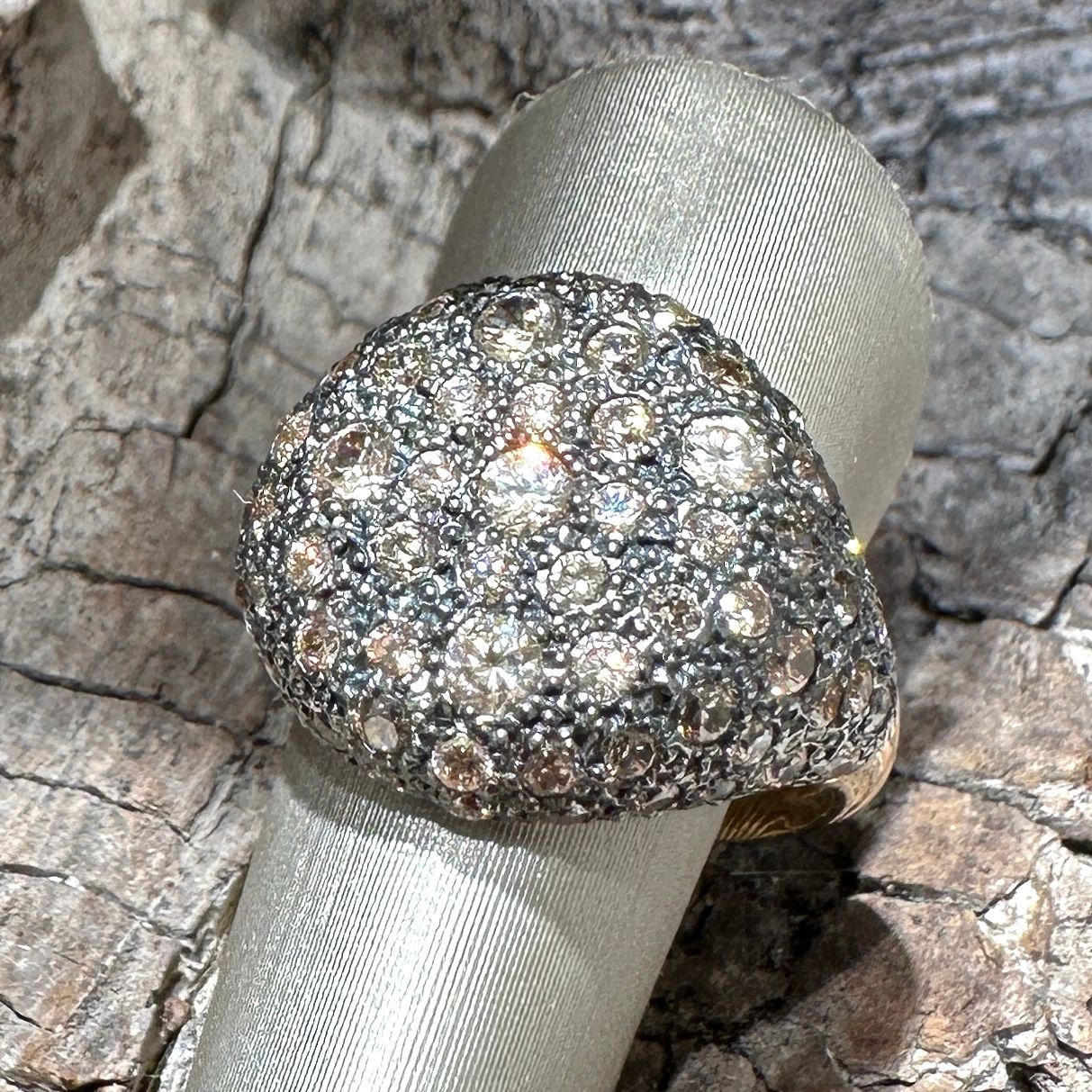 Anello chevalier scudo in argento dorato con pavè di zirconi champagne su base brunita-Alisei