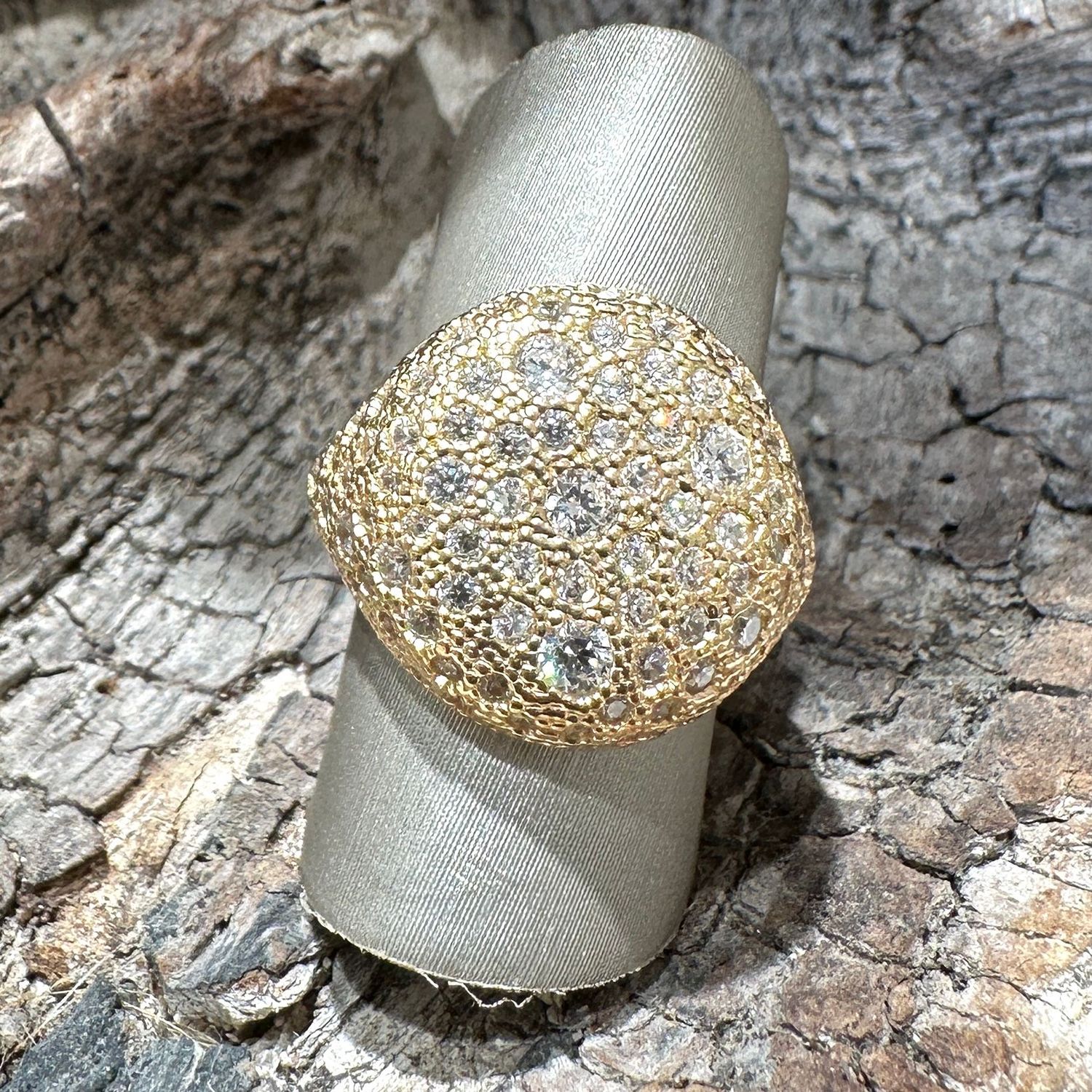 Anello chevalier scudo in argento placcato oro e zirconi bianchi-Alisei