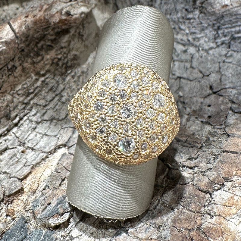 Anello chevalier scudo in argento placcato oro e zirconi bianchi-Alisei