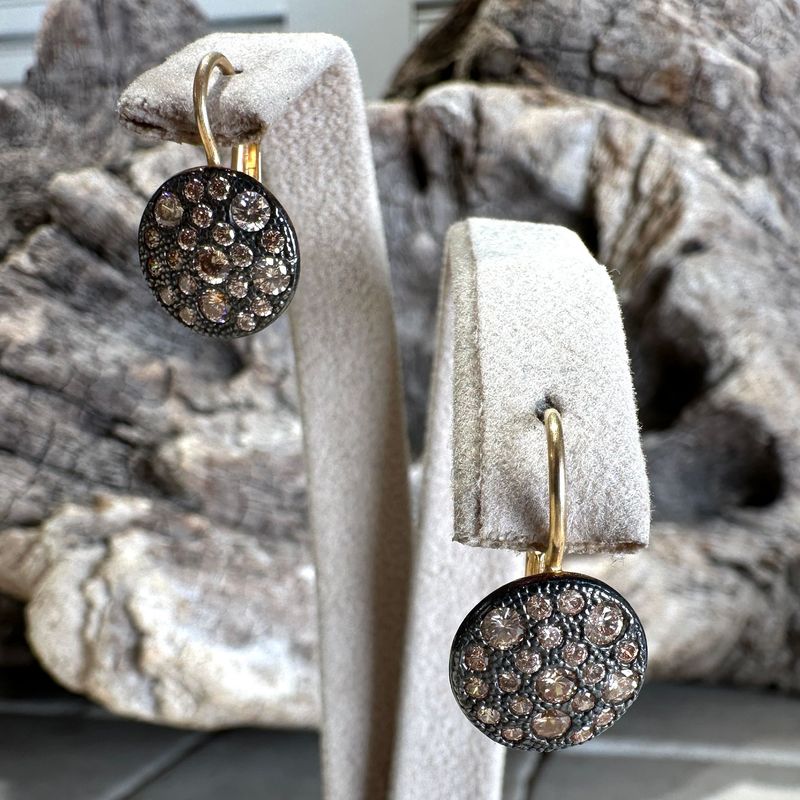 Orecchino monachella in argento placcato oro con tondo brunito con pavè di zirconi champagne-Alisei