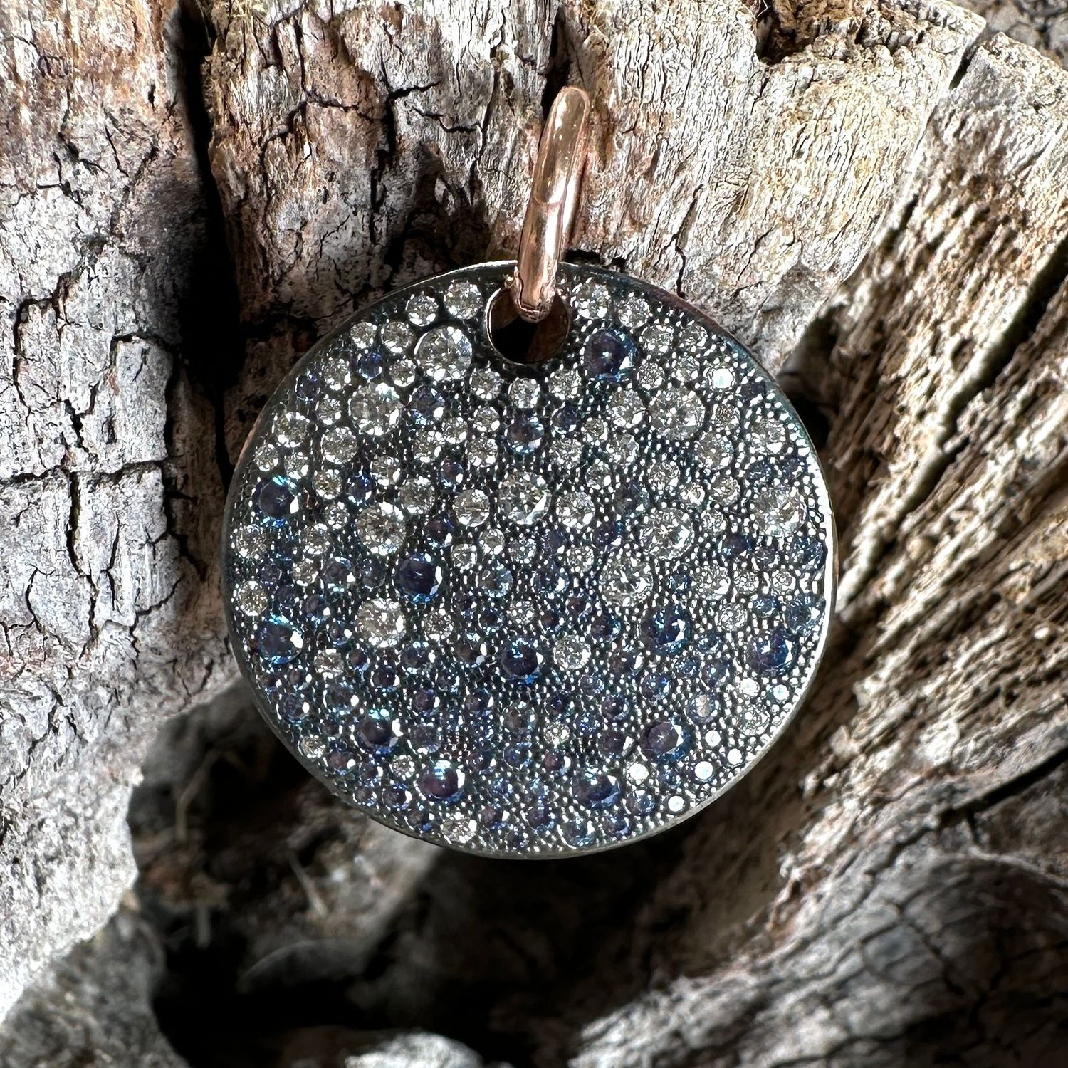 Ciondolo in argento rosato con pavè zirconi blu e bianchi-Alisei
