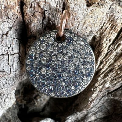 Ciondolo in argento rosato con pavè zirconi blu e bianchi-Alisei