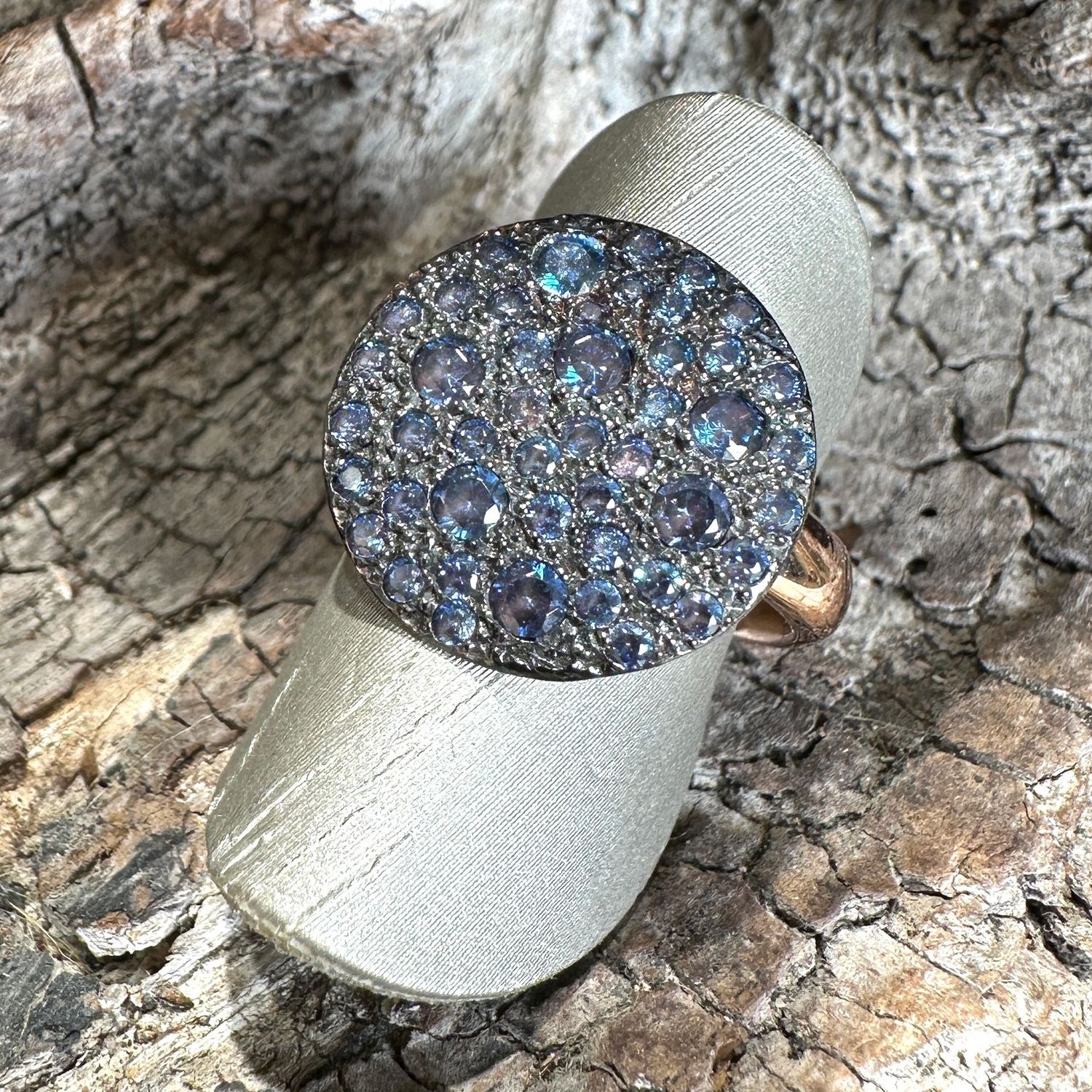 Anello in argento rosa regolabile con tondo con pavè di zirconi blu-Alisei