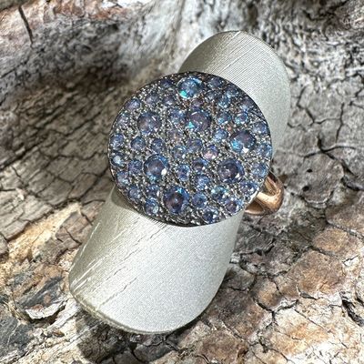 Anello in argento rosa regolabile con tondo con pavè di zirconi blu-Alisei