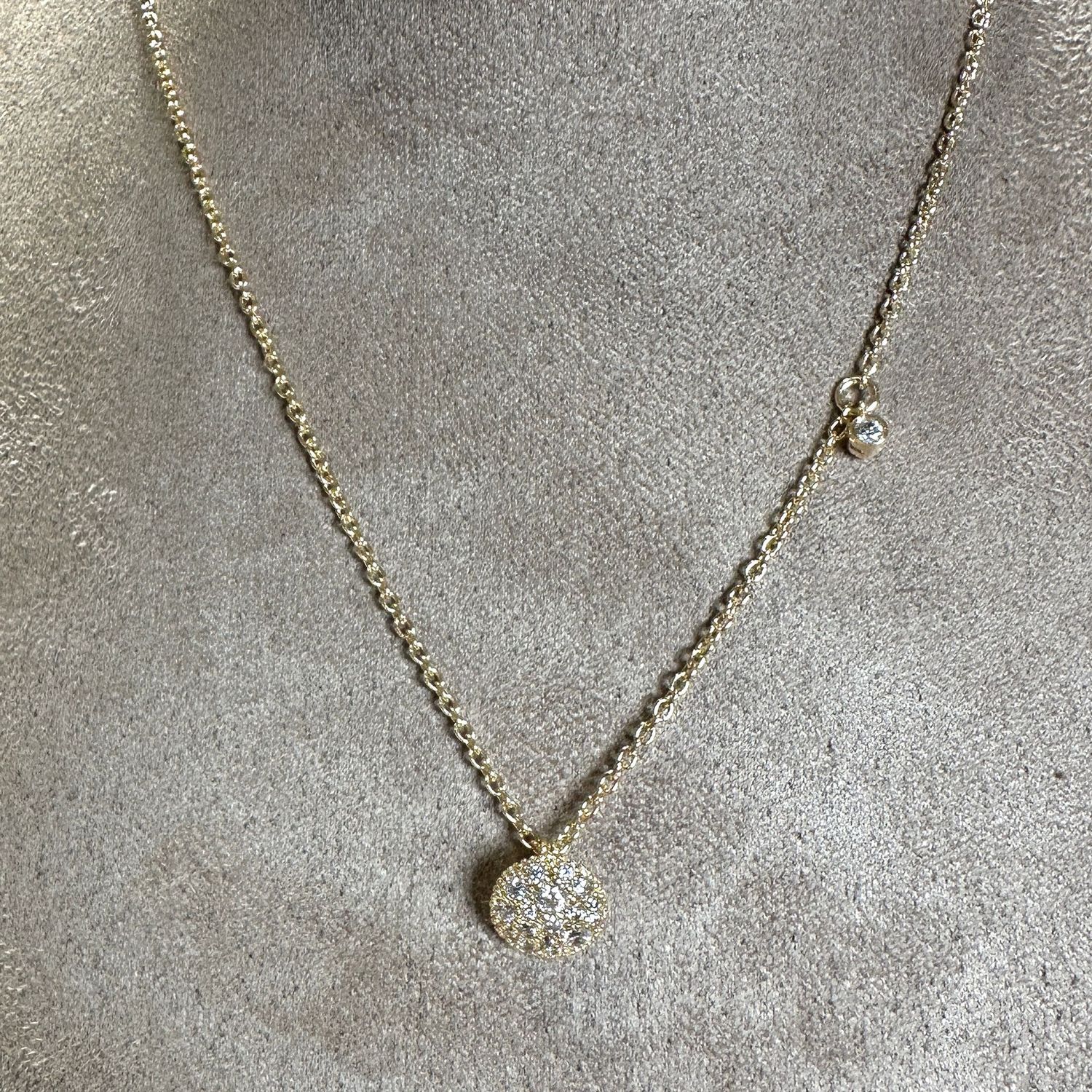 Collana in argento dorato con centrale tondo con pavè zirconi,cm 45-Alisei