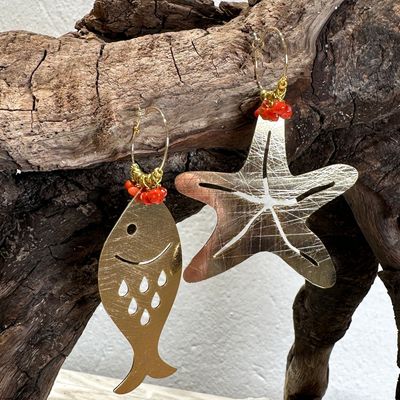 Orecchini asimmetrici pesce e stella marina in ottone e corallo-Barbara Burgio