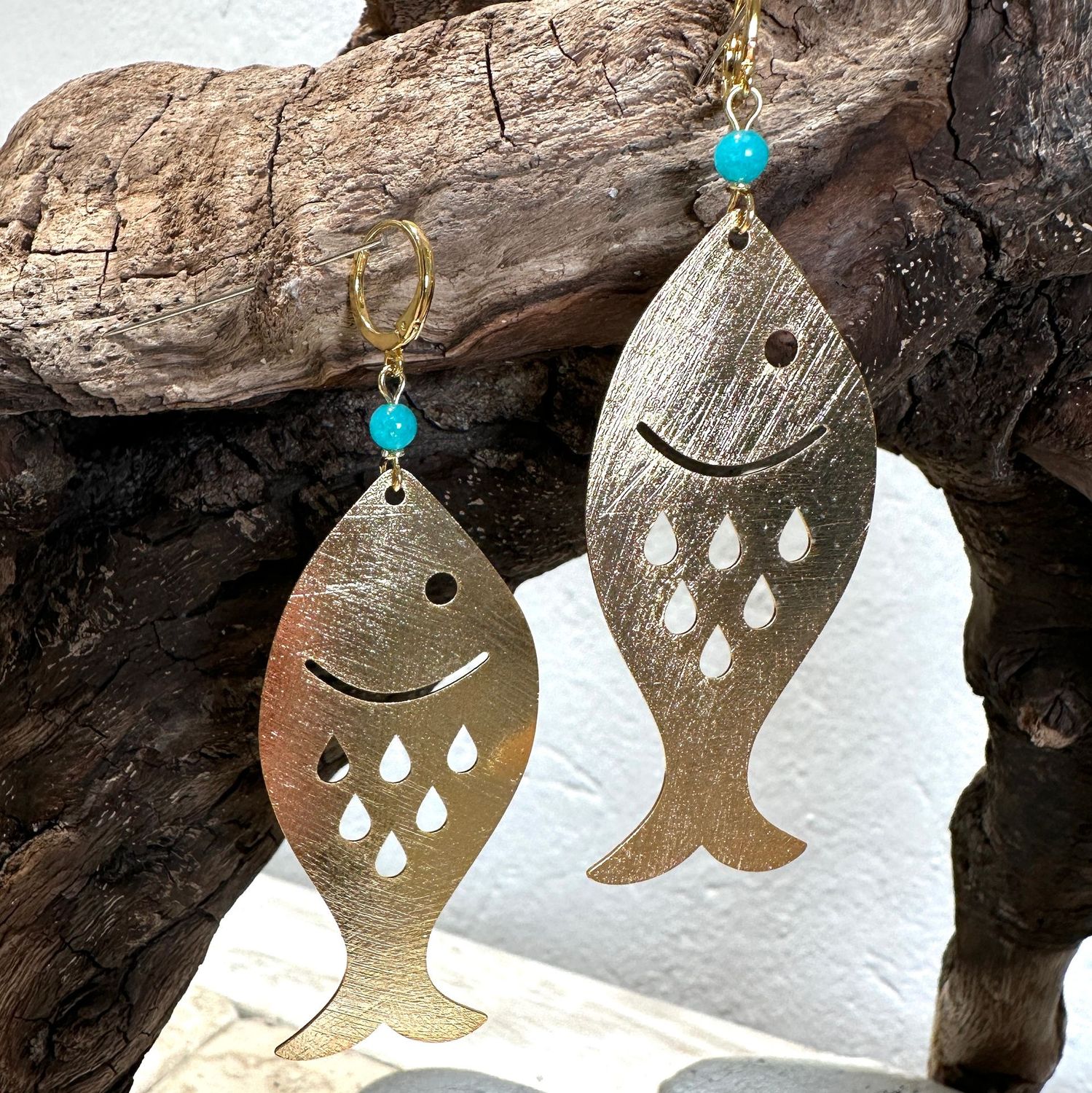 Orecchino pesce in ottone e apatite-Barbara Burgio