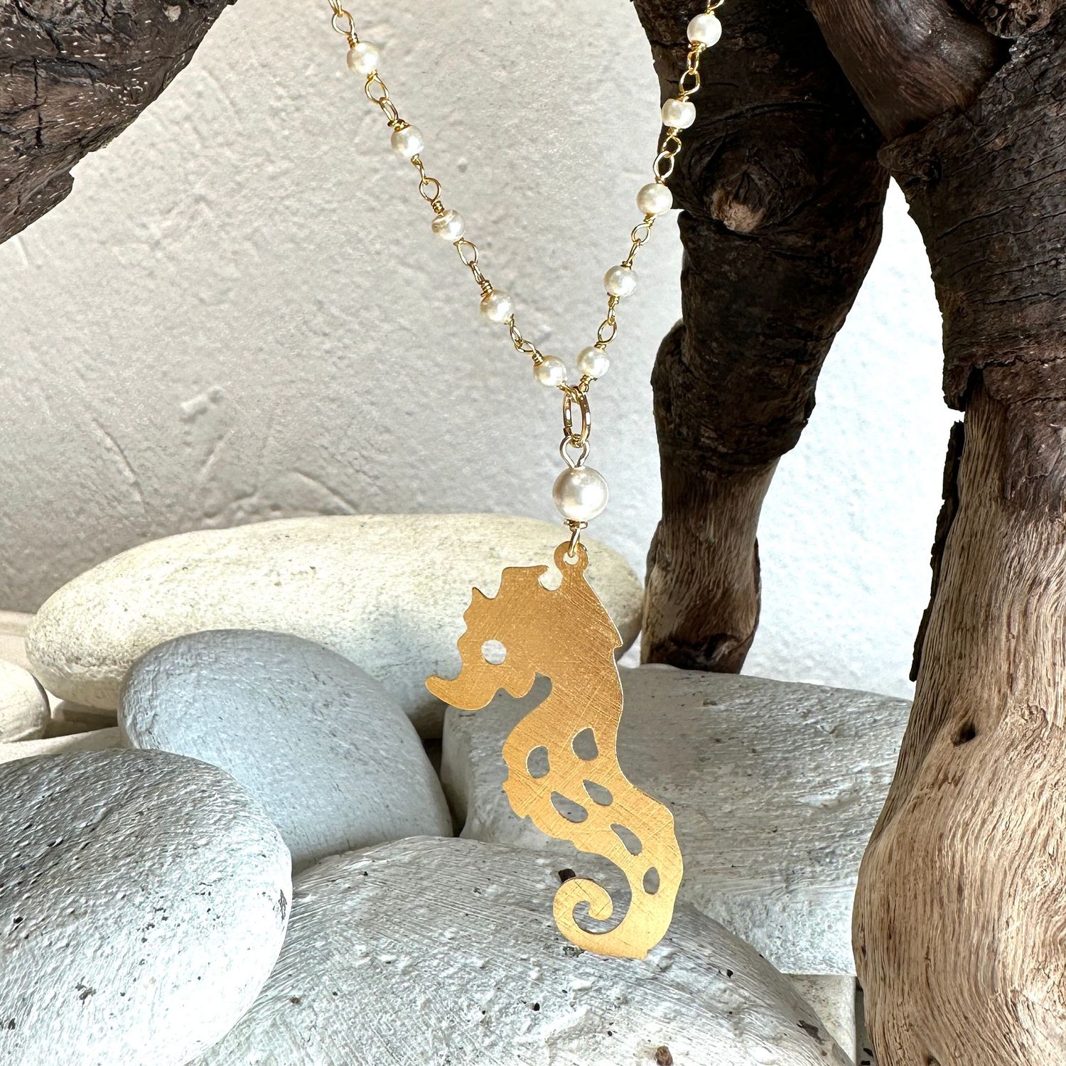 Collana lunga rosario perle con cavalluccio marino in ottone-Barbara Burgio