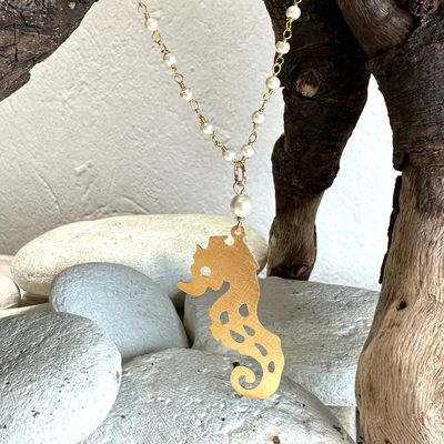 Collana lunga rosario perle con cavalluccio marino in ottone-Barbara Burgio Collana lunga rosario perle con cavalluccio marino in ottone-Barbara Burgio