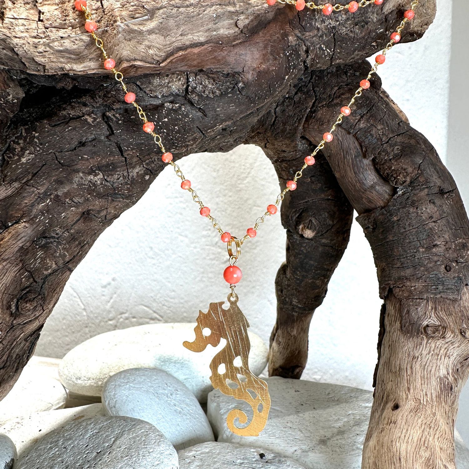Collana lunga rosario con perline arancioni e cavalluccio marino in ottone -Barbara Burgio