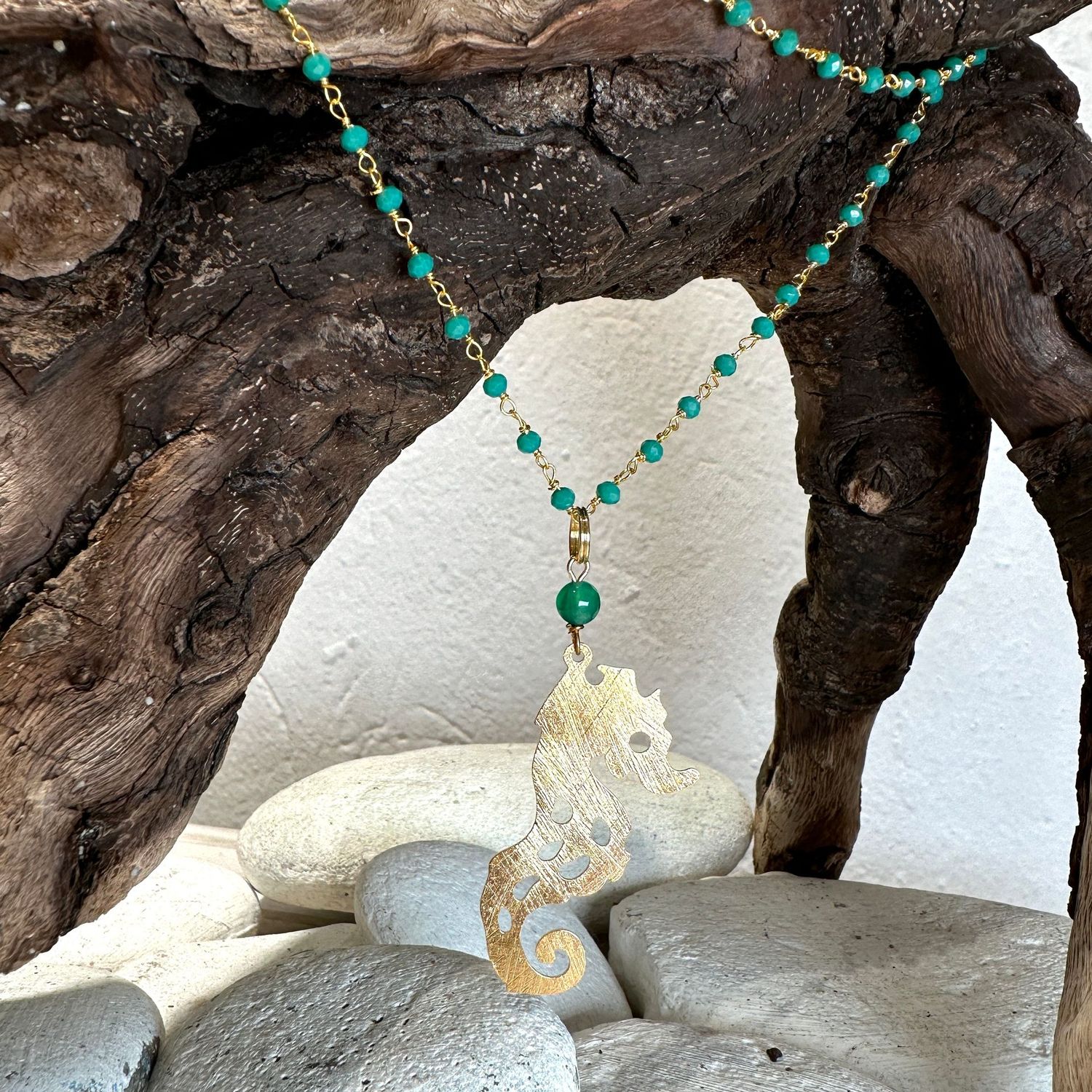 Collana lunga rosario verde cavalluccio marino ottone-Barbara Burgio