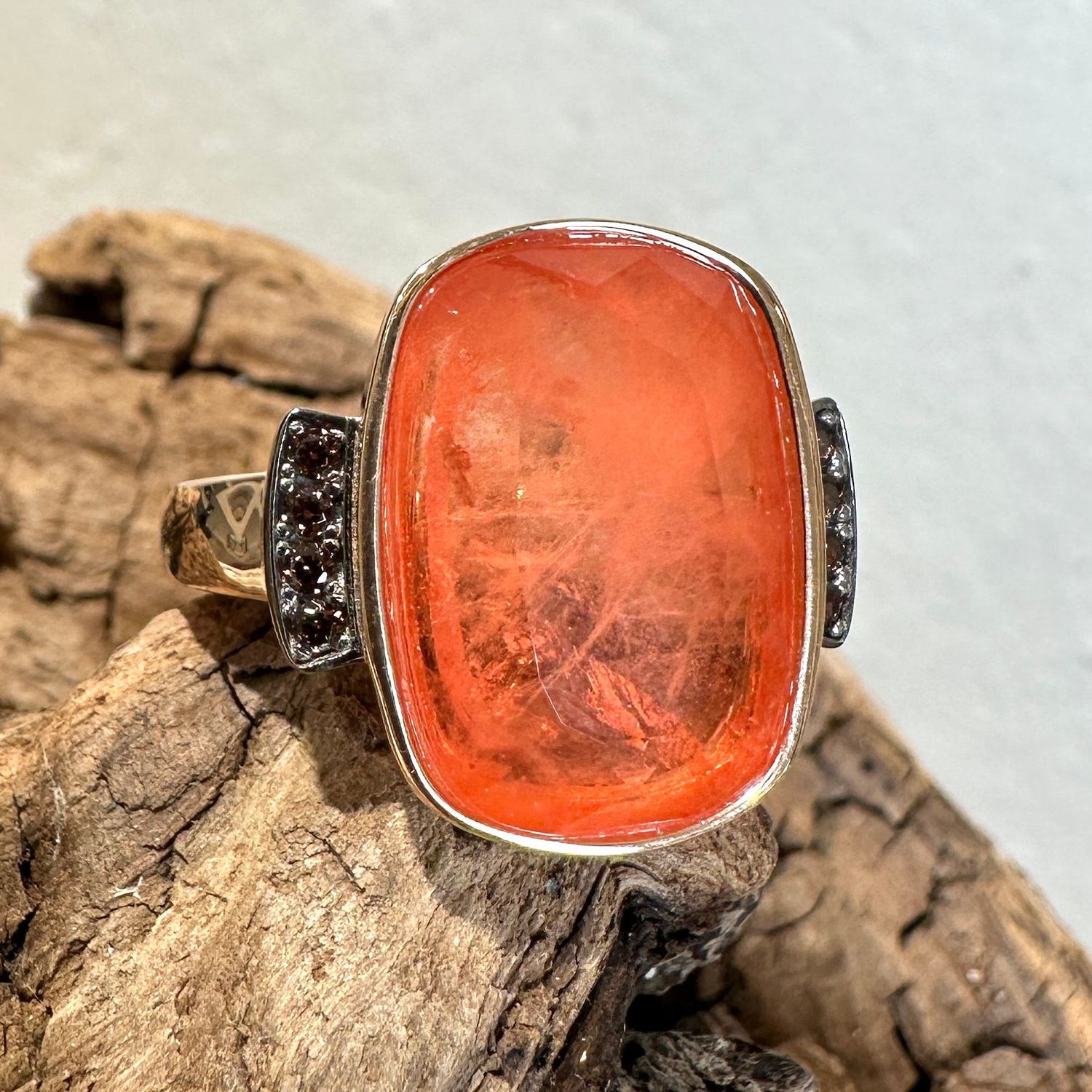 Anello in argento rosa con quarzo arancione e zirconi brown-Lucos Preziosi