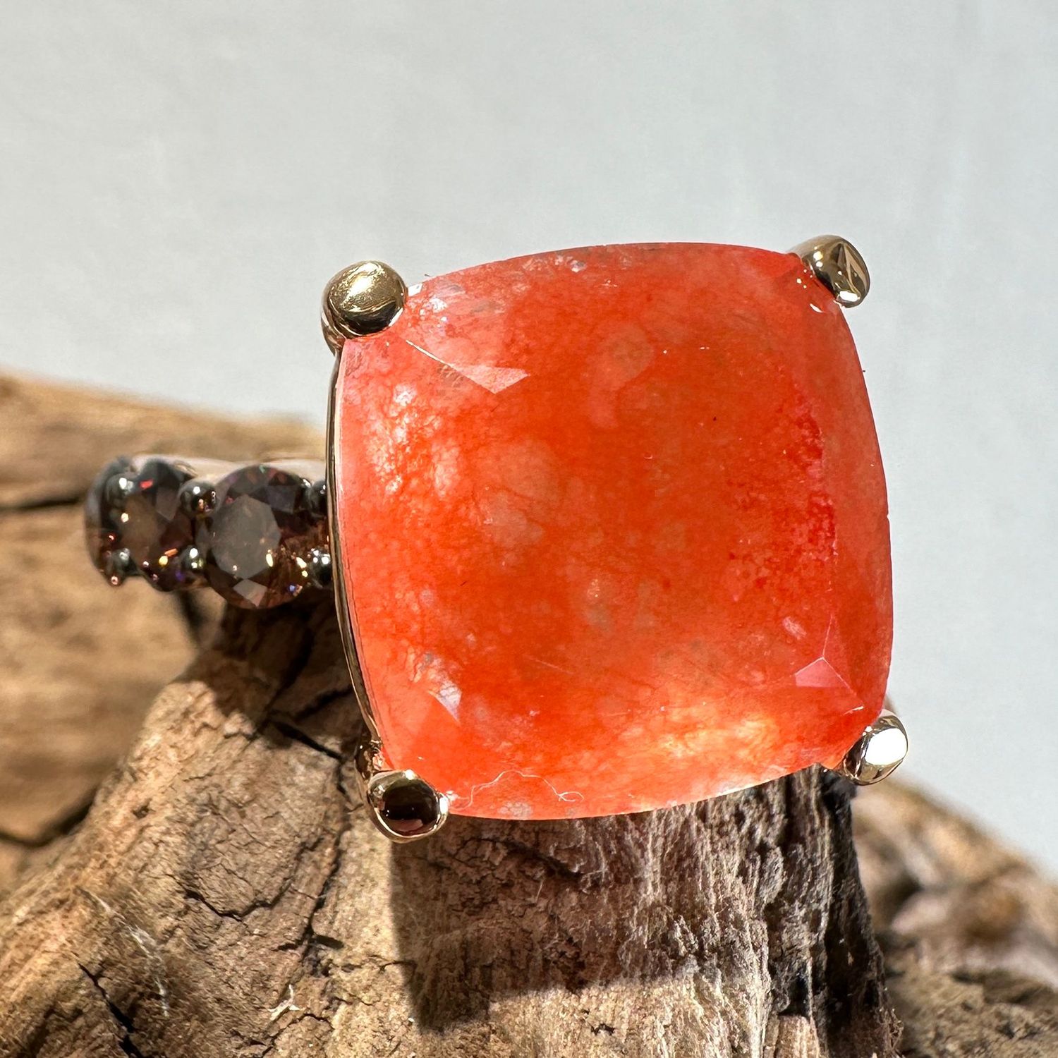 Anello in argento rosa con quarzo arancio e zirconi brown