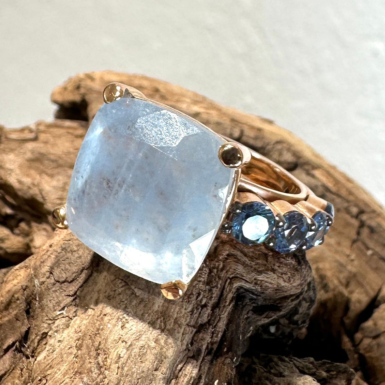 Anello in argento rosa con quarzo azzurro polvere e zirconi azzurri-Lucos Preziosi