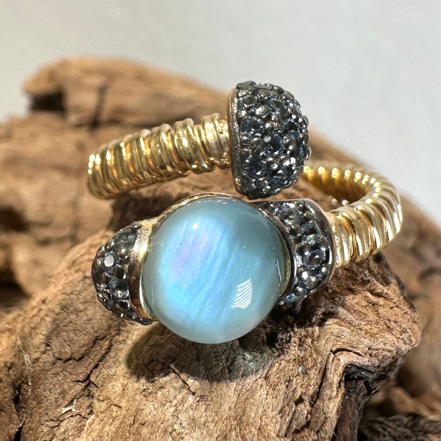 Anello contrariè tubogas argento placcato oro con quarzo idrotermale azzurro polvere e zirconi azzurri-Lucos Preziosi