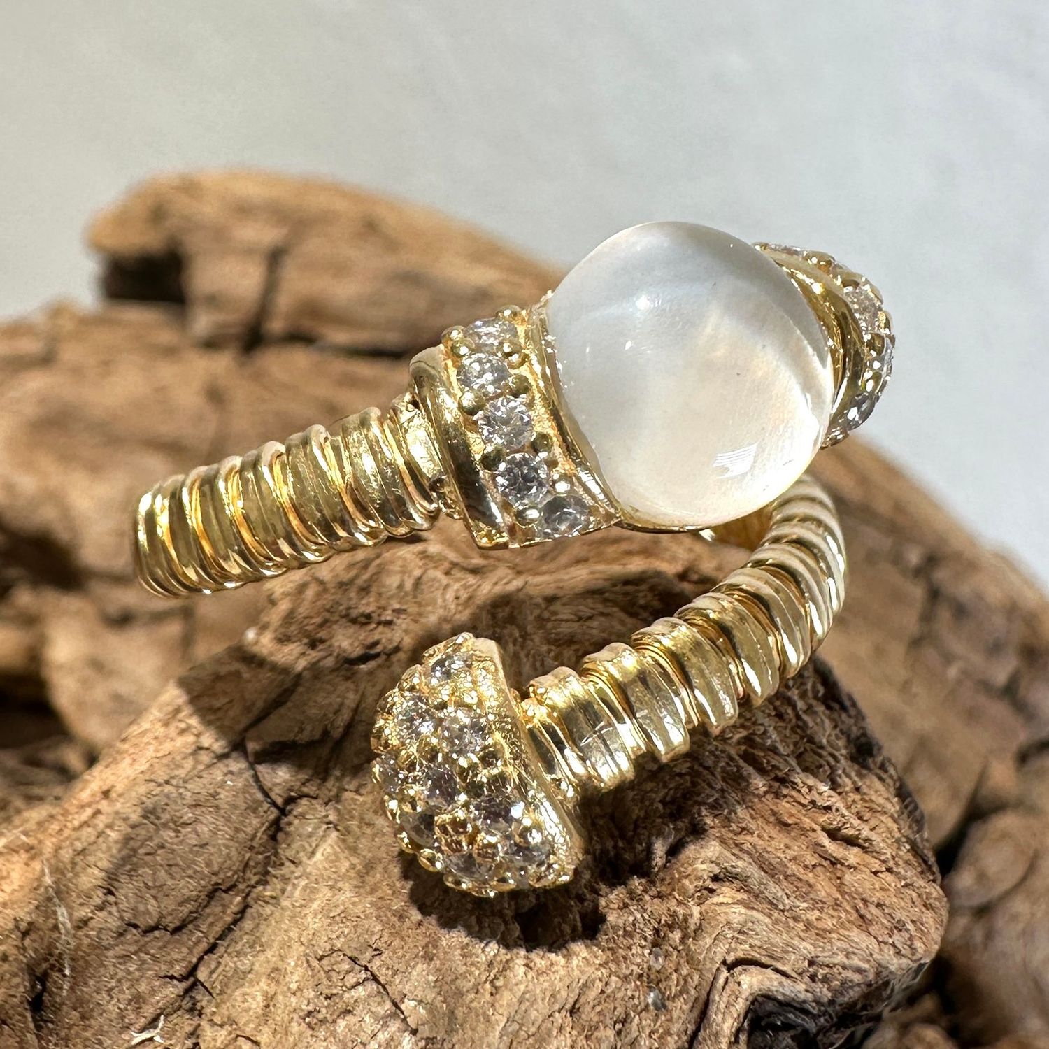 Anello contrariè tubogas in argento placcato oro con quarzo idrotermale crystal e zirconi-Lucoss Preziosi
