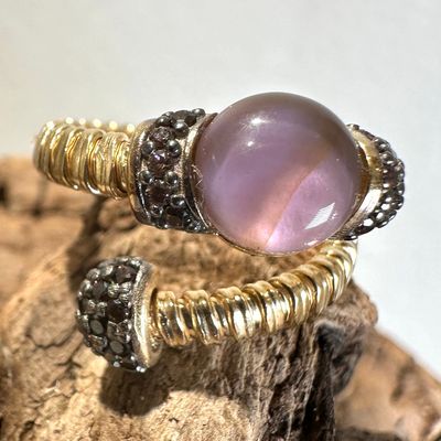 Anello contrariè tubogas in argento placcato oro con quarzo idrotermale lilla e zirconi brown-Lucos Preziosi