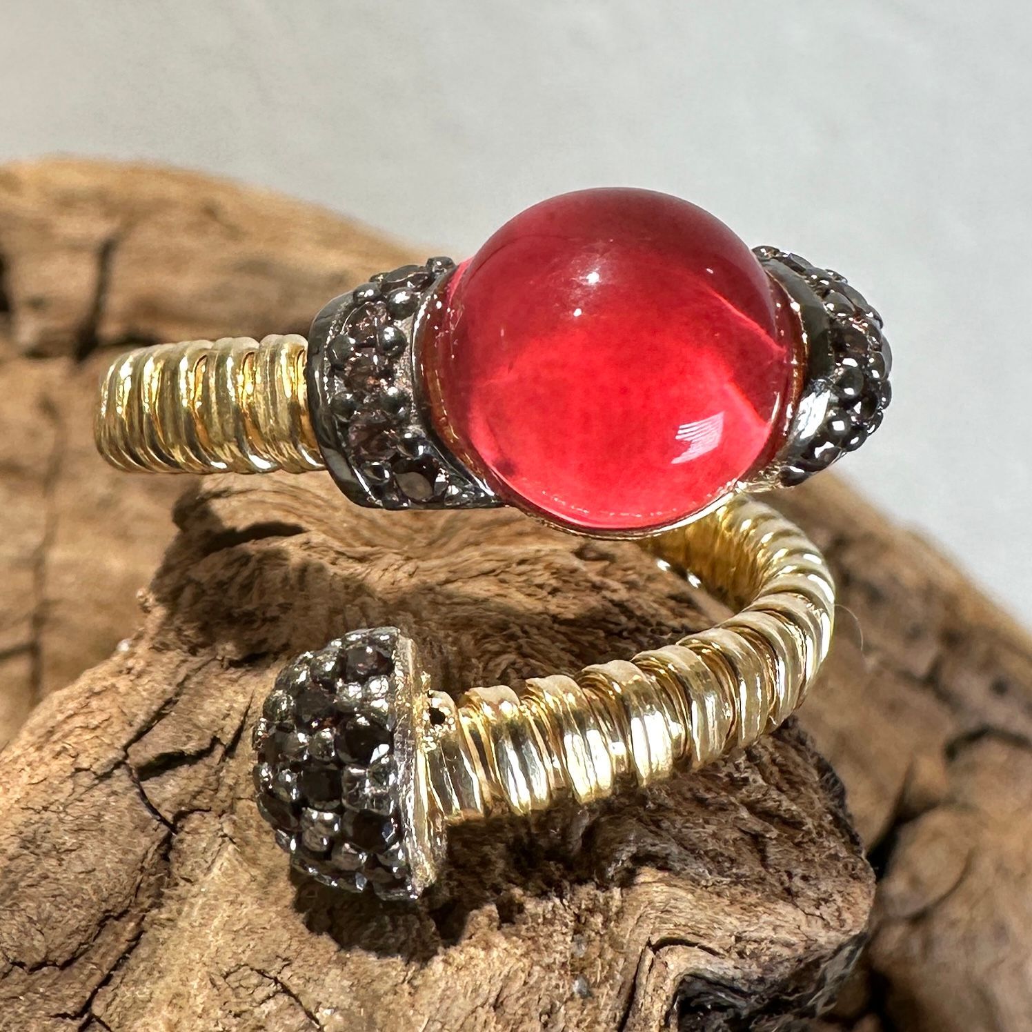 Anello contrariè tubogas in argento placcato oro con quarzo idrotermale ciliegia e zirconi brown-Lucos Preziosi