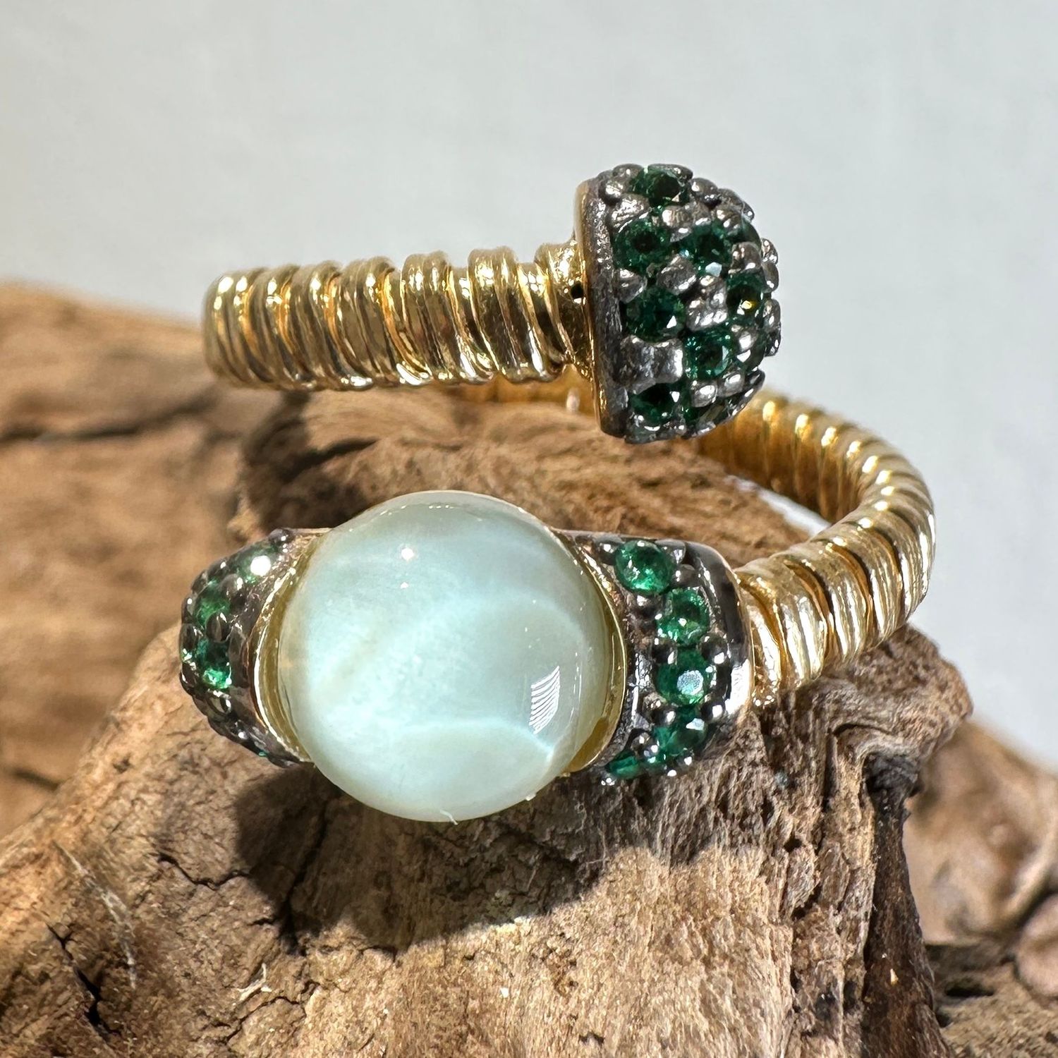 Anello contrariè tubogas in argento placcato oro con quarzo idrotermale verde acqua e zirconi verdi-Lucos Preziosi