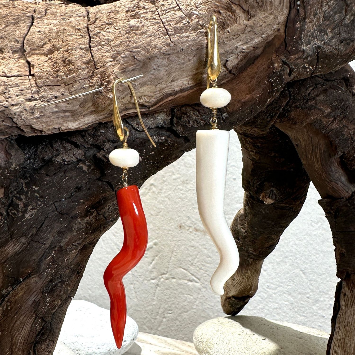 Orecchini corno di corallo rosso e bianco-Carola