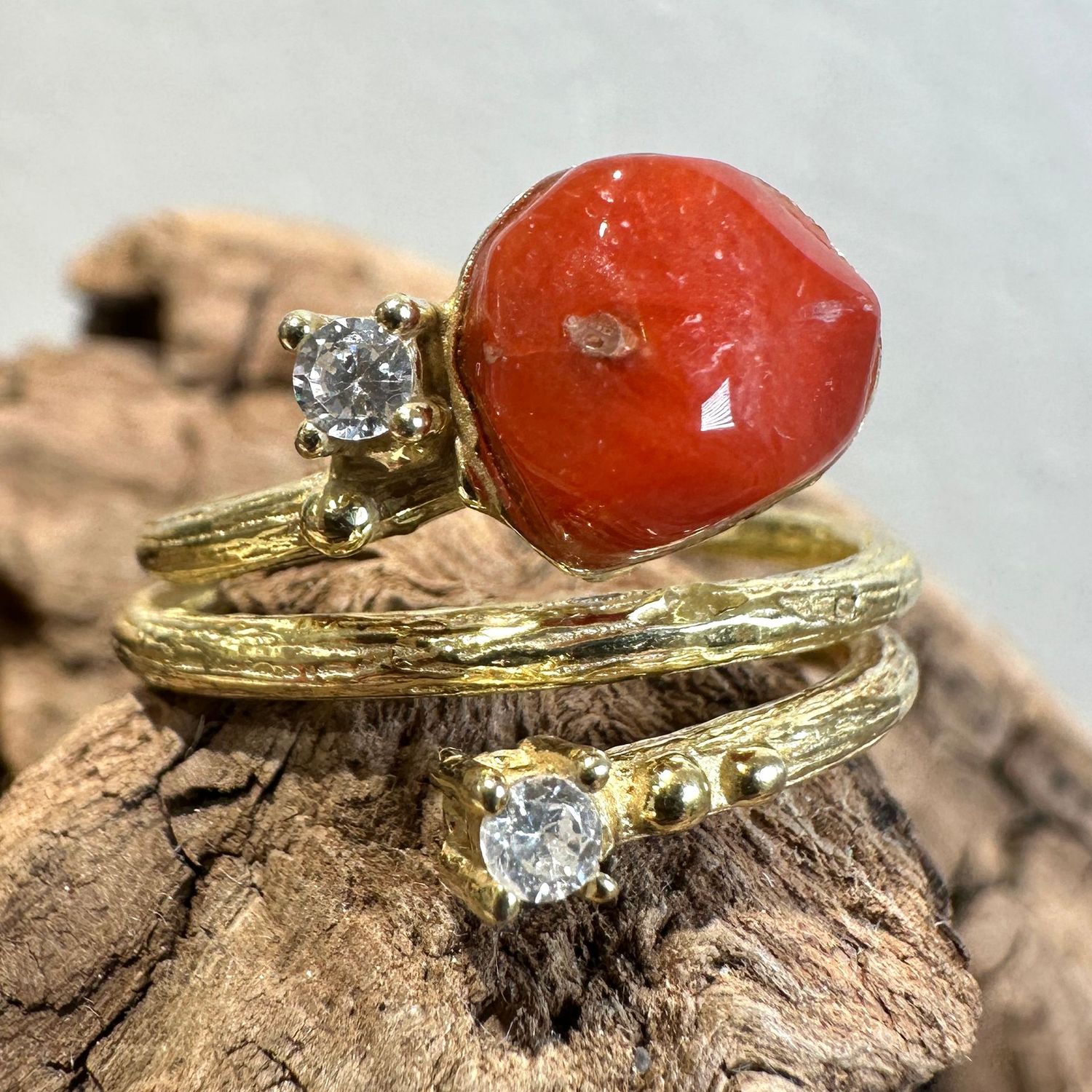 Anello con sasso in corallo su argento dorato e zirconi-Eliana Scognamiglio