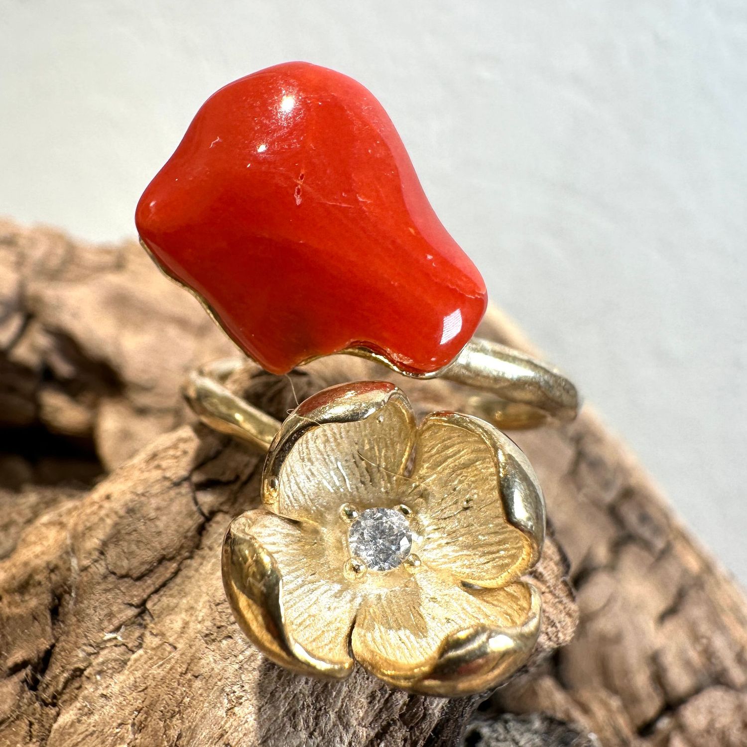Anello contrariè in argento dorato con corallo -Eliana Scognamiglio