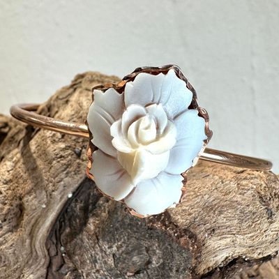 Bracciale rigido in argento rosa con cammeo a forma di rosa-Eliana Scognamiglio Bracciale rigido in argento rosa con cammeo a forma di rosa-Eliana Scognamiglio