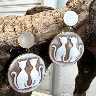 Orecchini con madreperla e cammeo in sardonio con gatti su argento dorato-Carola Orecchini con madreperla e cammeo in sardonio con gatti su argento dorato-Carola