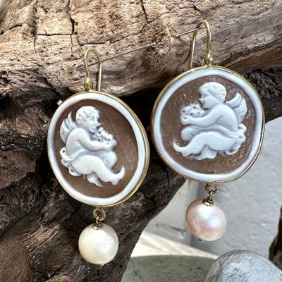 Orecchino cammeo putto con perla in argento dorato-Carola